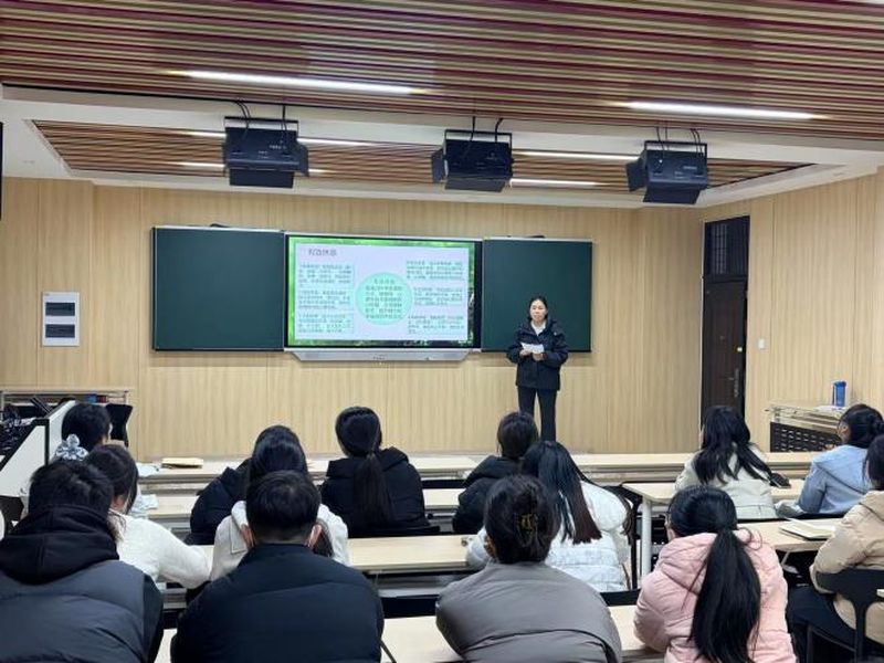 向下扎根 向上生长——新乡市第十中学开展青年教师心理团体辅导活动